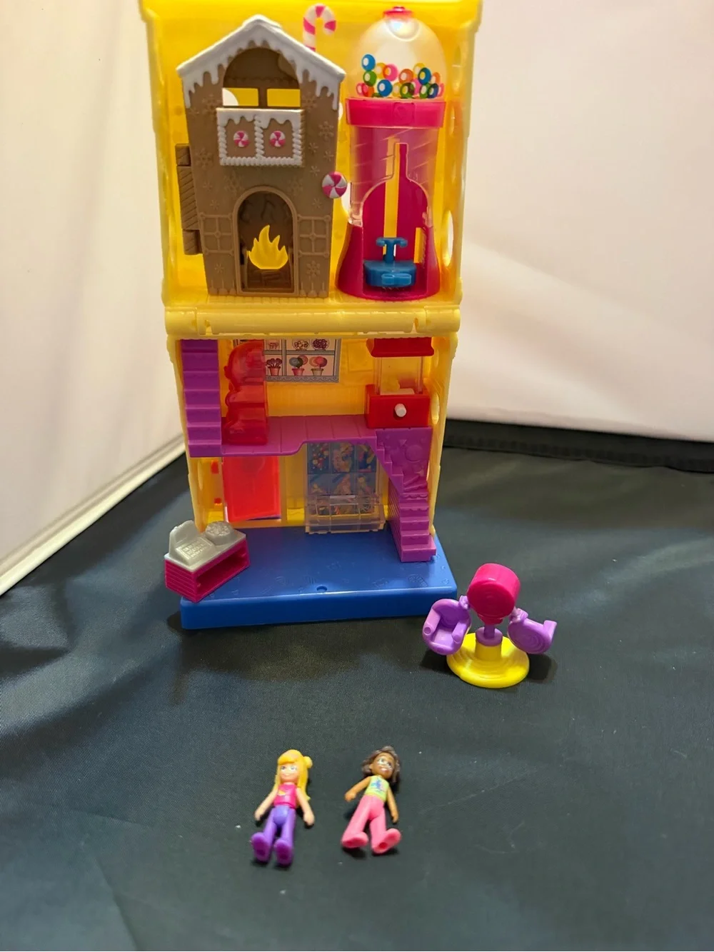 Polly Pocket Pollyville Candy Shop‎ Playset w/ 2 Dolls Accessories Cash